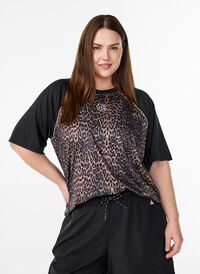 Workout t-shirt with leopard print and raglan sleeves, Brown, Model