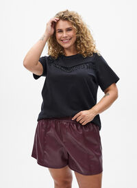 Loose faux leather shorts with elastic waistband, Dark Bordeaux, Model