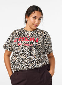 T-shirt with leopard print and text, Brown, Model