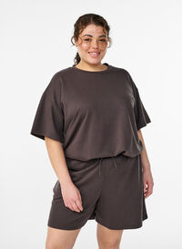 High-waisted sweatshorts with pockets, Brown, Model
