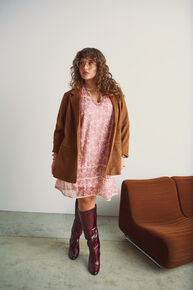 Feminine meets raw &ndash; perfect for the season, , Model