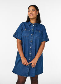 Denim dress with short sleeves and buttons, Blue, Model